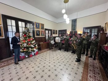 Κάλαντα, χοροί και ευχές σε γιορτινή ατμόσφαιρα