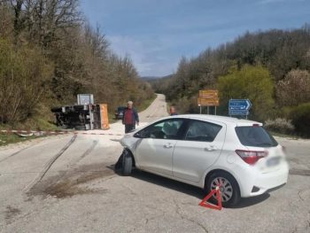 Σύγκρουση ΙΧ με φορτηγό 