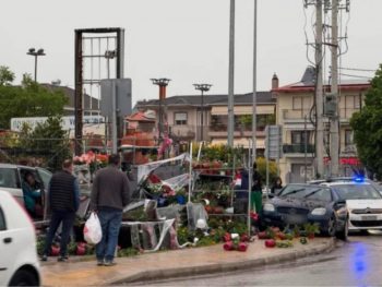 ΙΧ κατέληξε σε λουλούδια και γλάστρες
