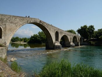 Σε κρίσιμη κατάσταση τα δύο παιδιά που διασώθηκαν από τον Άραχθο
