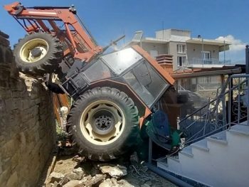 Μάρμαρα: Τρακτέρ “προσγειώθηκε” στην αυλή σπιτιού