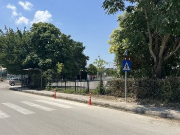 Φωτεινές πινακίδες σε κεντρικές διαβάσεις πεζών στην Ελεούσα