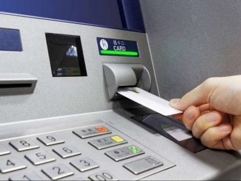 Πιερρακάκης : «Δραστικές μειώσεις σε τραπεζικές χρεώσεις και προμήθειες»