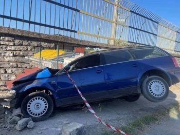Η ενημέρωση της αστυνομίας για την καταδίωξη που κατέληξε στον τοίχο του γηπέδου 