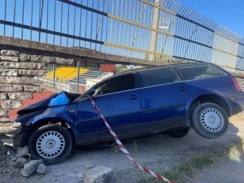 Αυτοκίνητο κατέληξε στο γήπεδο μετά από καταδίωξη