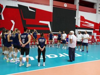  Ο Πρόεδρος της ΕΟΠΕ Γιώργος Καραμπέτσος στην τελευταία προπόνηση της Εθνικής γυναικών πριν το Παγκόσμιο