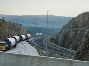 Ακινητοποιημένο… κομβόι με ανεμογεννήτριες!