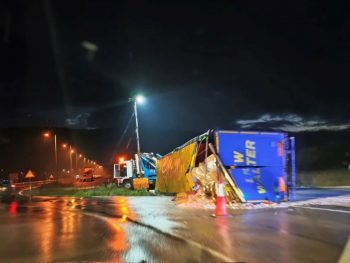 Επιχείρηση με γερανούς για να «σηκωθεί» η νταλίκα από την Περιφερειακή