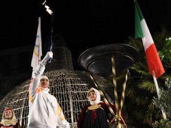 Η Λαμία υποδέχτηκε την Ολυμπιακή Φλόγα με τον Παναγιώτη Γιαννάκη να ανάβει τον βωμό