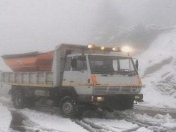 Ασθενείς χιονοπτώσεις και  συνεχής ρίψη αλατιού στα ορεινά της Ηπείρου