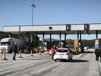 Διόδια Τύριας: Αγρότες άνοιξαν τις μπάρες για ελεύθερη διέλευση