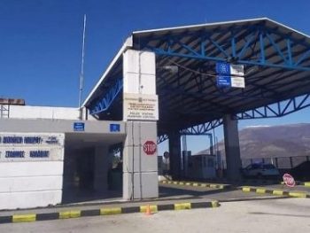 Χειροπέδες σε αλλοδαπό 