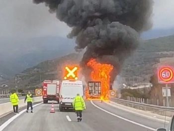 Εγνατία: Φορτηγό με πλαστικά παραδόθηκε στις φλόγες