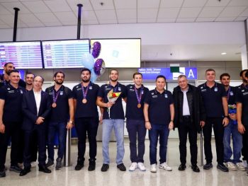Με πλατύ χαμόγελο και το πολυπόθητο μετάλλιο στο στήθος επέστρεψε η εθνική ομάδα