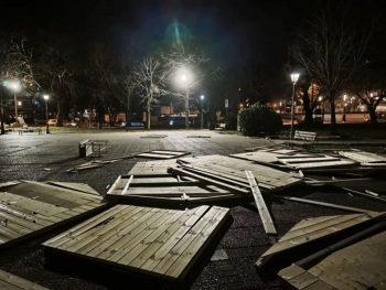 Παρασύρθηκαν υλικά από για εορταστικά σπιτάκια και ποδήλατα στην πλατεία Μαβίλη- Σφοδροί  άνεμοι στην παραλίμνιο