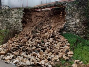 Κίνδυνος για μαθητές στον Αμμότοπο από κατολίσθηση στην αυλή του σχολείου