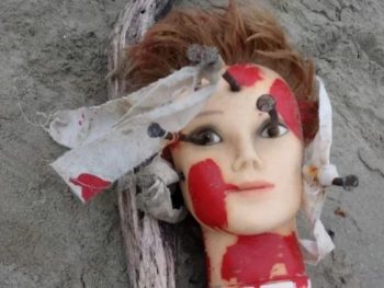 Η κούκλα με τα καρφιά που αναστάτωσε το Δρέπανο