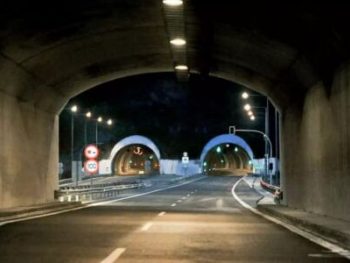  ΙΧ προσέκρουσε μέσα στη σήραγγα Μετσόβου