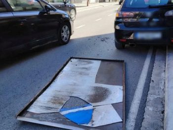 Πινακίδα αποκολλήθηκε από οικοδομή στην 28ης Οκτωβρίου έπεσε σε ΙΧ και κατέληξε στο οδόστρωμα