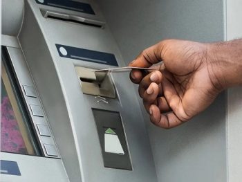 Πραγματοποίησαν συναλλαγές και αναλήψεις χρημάτων με κλεμμένη κάρτα 