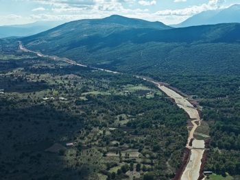 Διευρωπαϊκός οδικός άξονας Ιωάννινα – Κακαβιά: Νέα εναέρια πλάνα και φωτογραφίες από την πρόοδο των εργασιών, από τον κόμβο της Εγνατίας Οδού έως τη Ζωοδόχο και τη ΒΙ.ΠΕ. Ιωαννίνων