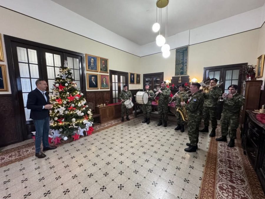 Κάλαντα, χοροί και ευχές σε γιορτινή ατμόσφαιρα