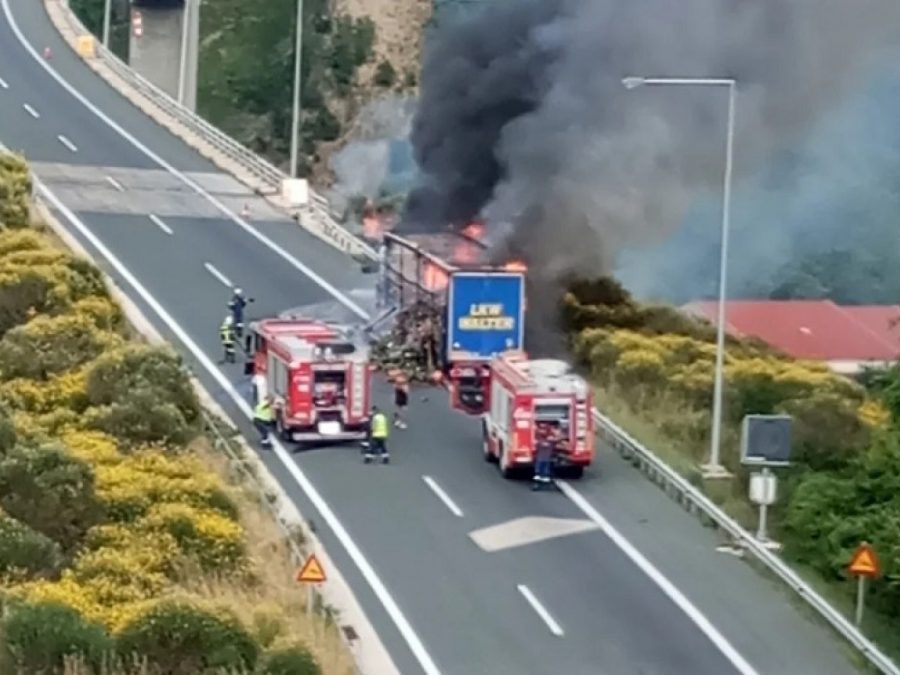 Φορτηγό τυλίχθηκε στις φλόγες κοντά στο Μέτσοβο