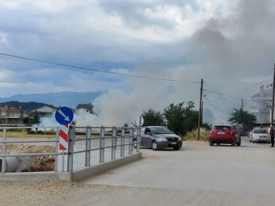 Σεισμόπληκτα Ιωαννίνων: Κεραυνός προκάλεσε φωτιά δίπλα σε κατοικίες