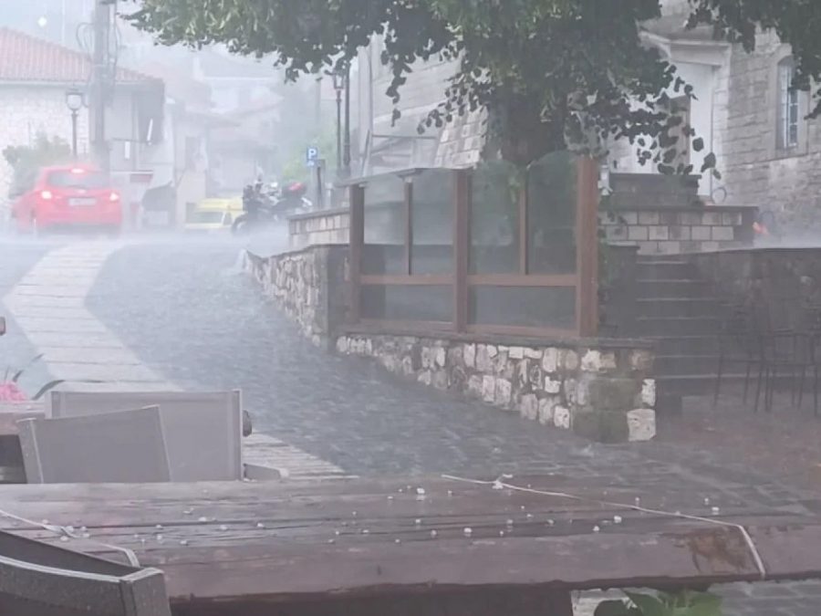 Ισχυρές καταιγίδες χτυπούν το λεκανοπέδιο και τα ορεινά