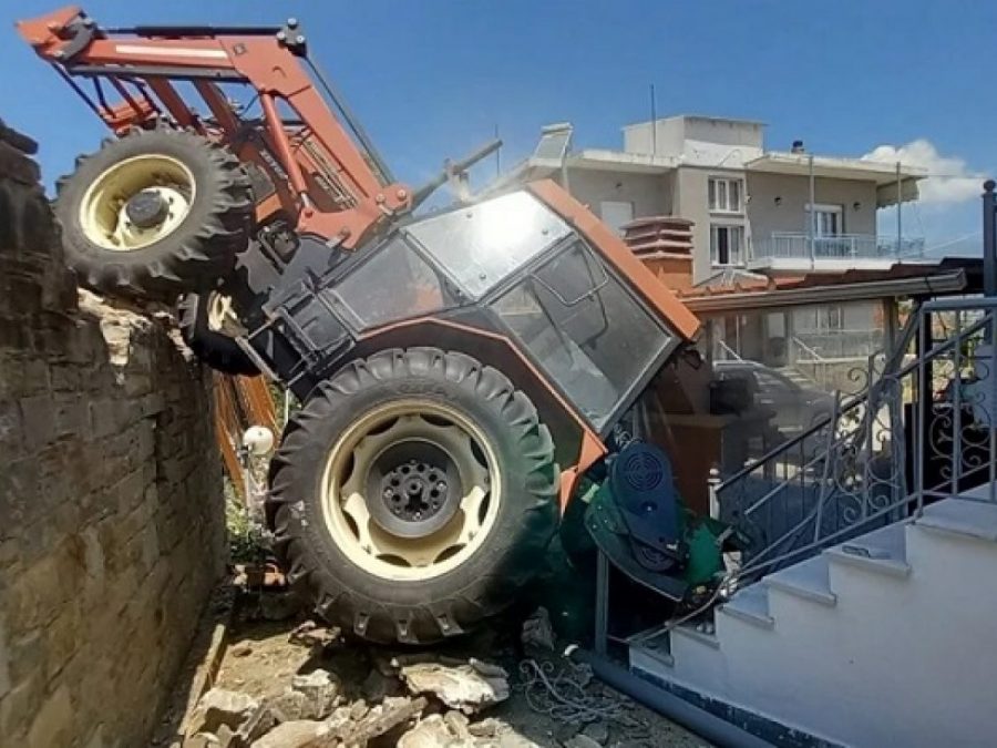Μάρμαρα: Τρακτέρ “προσγειώθηκε” στην αυλή σπιτιού