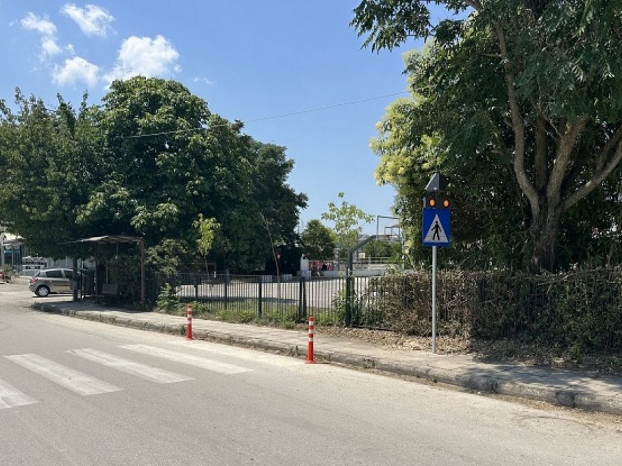 Φωτεινές πινακίδες σε κεντρικές διαβάσεις πεζών στην Ελεούσα