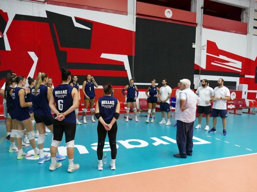  Ο Πρόεδρος της ΕΟΠΕ Γιώργος Καραμπέτσος στην τελευταία προπόνηση της Εθνικής γυναικών πριν το Παγκόσμιο