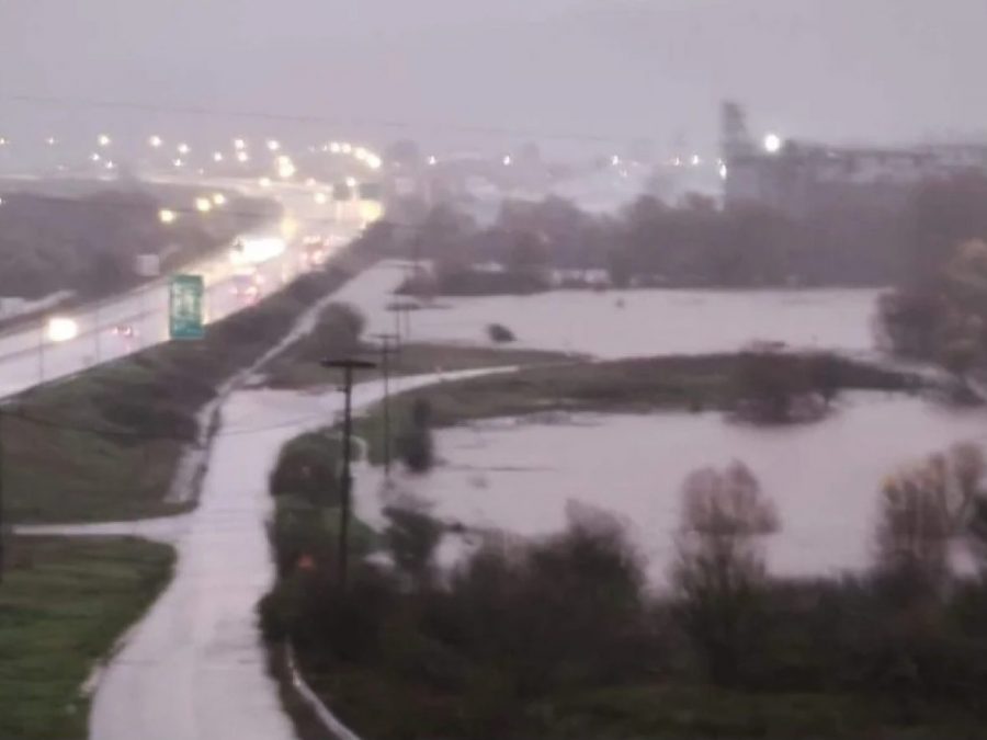 Πεδινή και Εγνατία: Τα νερά καλύπτουν δρόμους και χωράφια