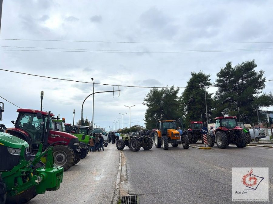 Αμετακίνητοι οι αγρότες στα μπλόκα