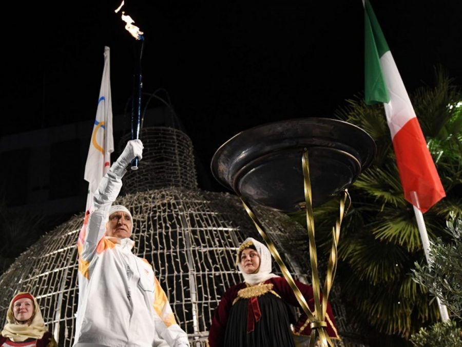 Η Λαμία υποδέχτηκε την Ολυμπιακή Φλόγα με τον Παναγιώτη Γιαννάκη να ανάβει τον βωμό