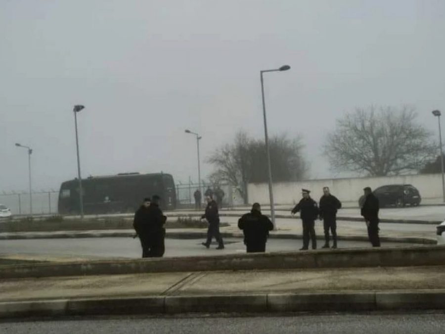 Ισχυρές δυνάμεις της Αστυνομίας στο αεροδρόμιο Ιωαννίνων… περιμένουν τα τρακτέρ!