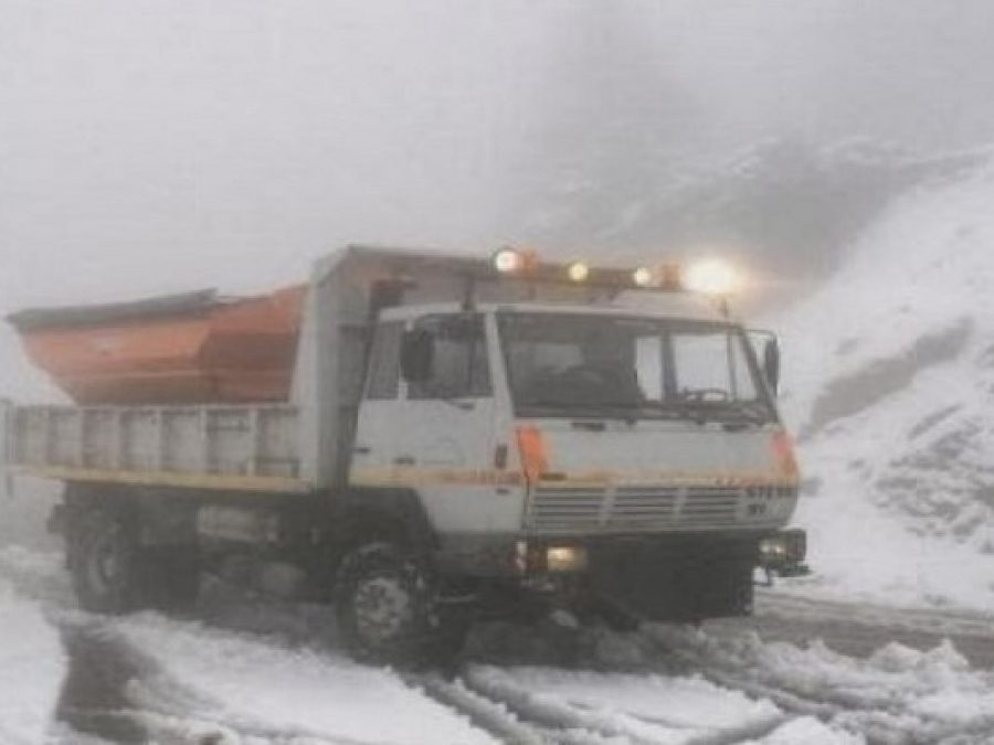 Ασθενείς χιονοπτώσεις και  συνεχής ρίψη αλατιού στα ορεινά της Ηπείρου