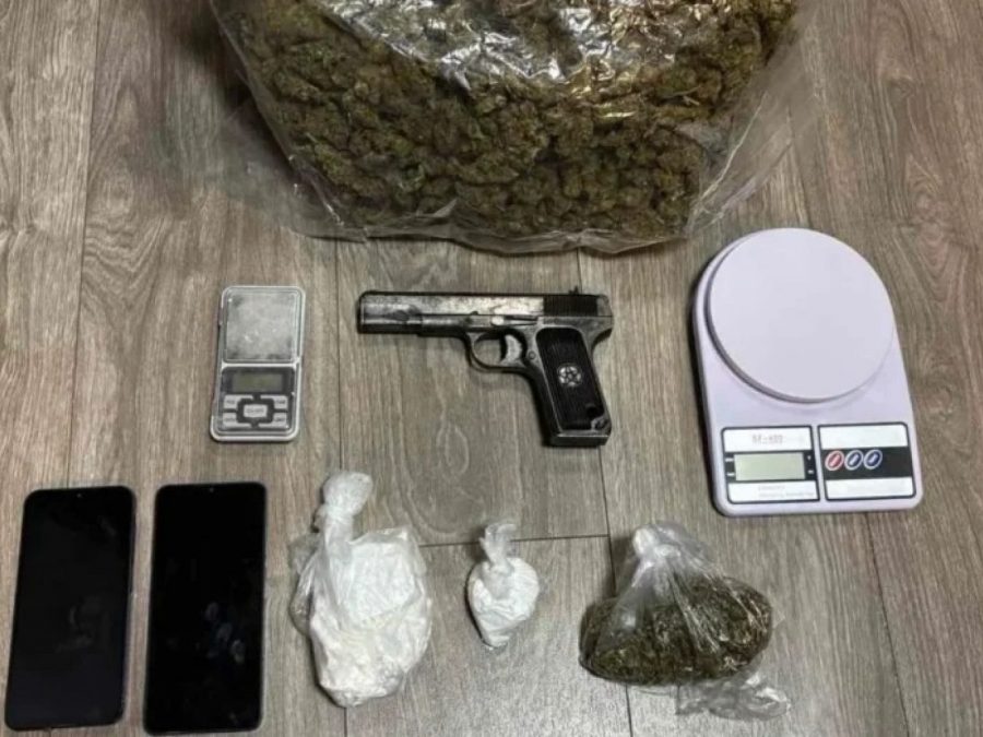 Με ναρκωτικά και όπλο 