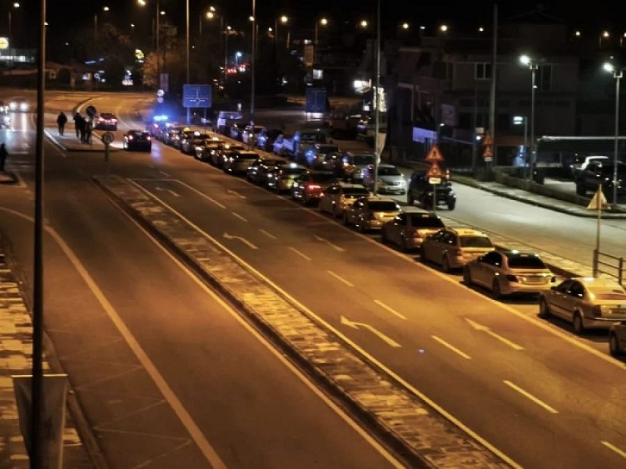 Ταξί και τρακτέρ μαζί στο μπλόκο της Άρτας