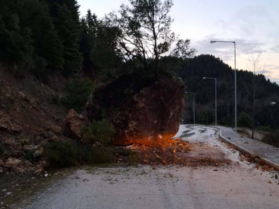 Μεγάλος βράχος έπεσε στον δρόμο για τα Πράμαντα
