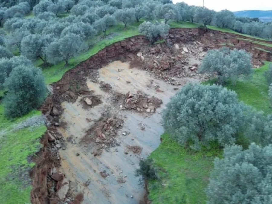 Ιόνια Οδός: Το ρήγμα που μετακινεί βουνό και μπλοκάρει την κυκλοφορία