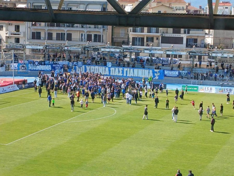 Με τέτοιους φιλάθλους δίπλα του να είστε σίγουροι... θα επιστρέψει!