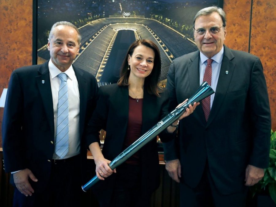 Η ΕΟΕ παρέδωσε την Ολυμπιακή Δάδα στην Αρτεμι Ιγνατίου 