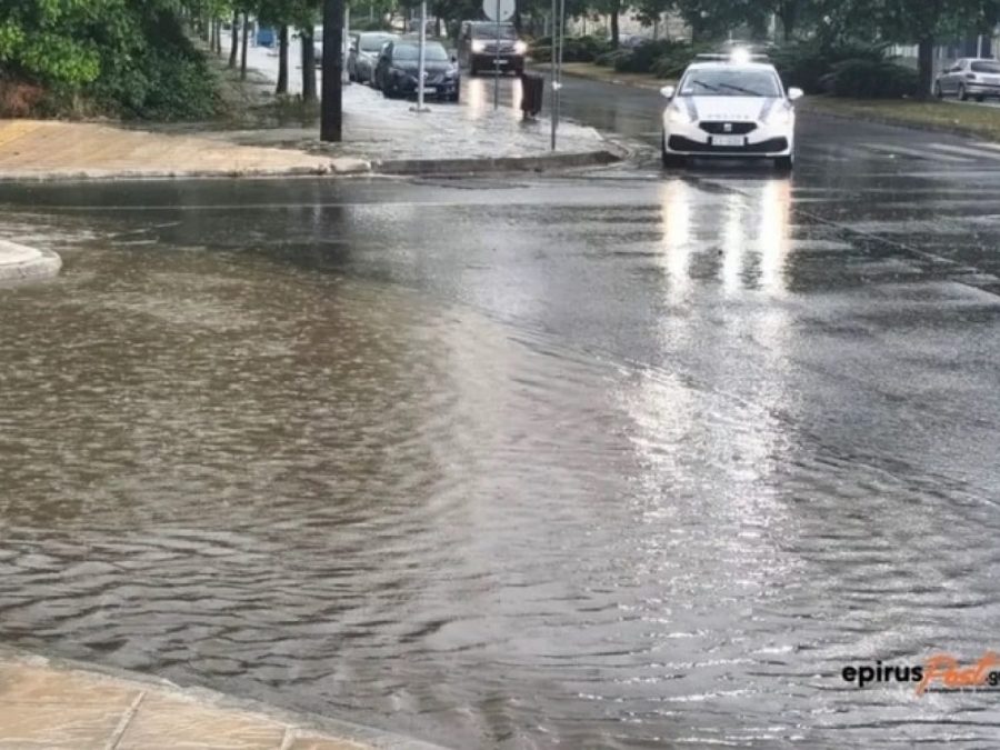 Ιωάννινα: Πλημμύρισαν δρόμοι από το ισχυρό μπουρίνι