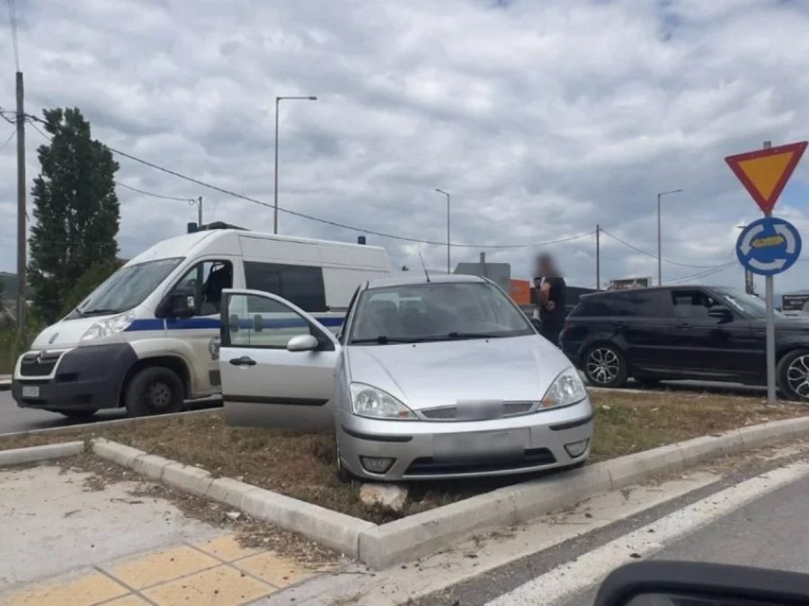 Τροχαίο στον κόμβο του Πανηπειρωτικού- «Πτήση» πάνω στη νησίδα