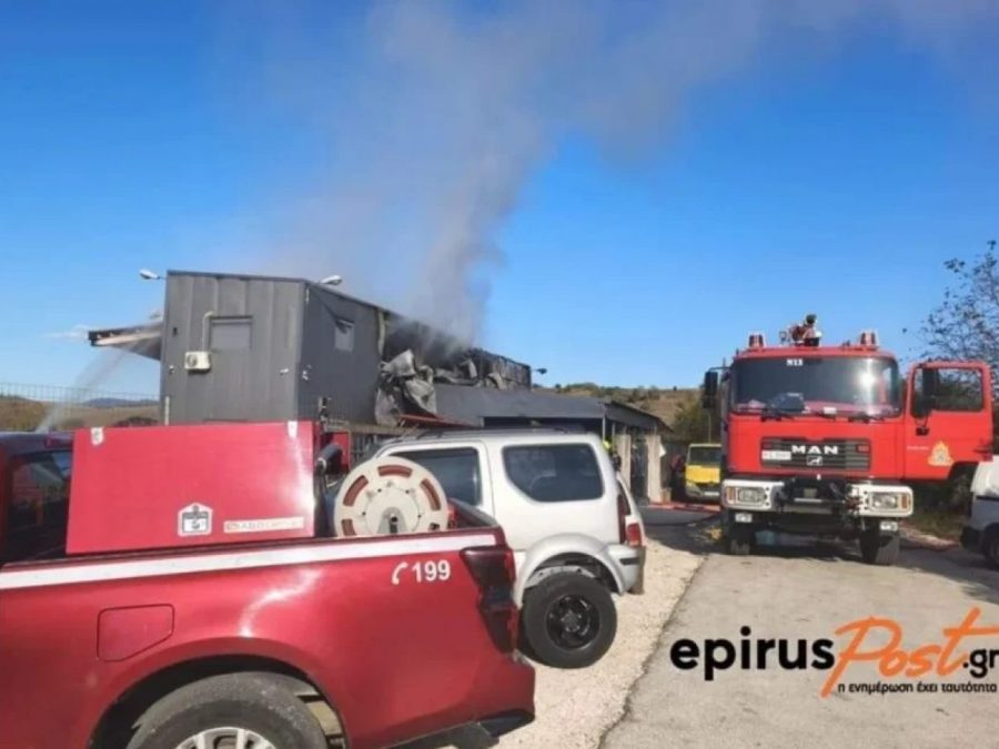 Στις φλόγες επιχείρηση ανακύκλωσης οχημάτων στην Μπάφρα