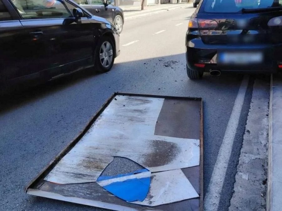 Πινακίδα αποκολλήθηκε από οικοδομή στην 28ης Οκτωβρίου έπεσε σε ΙΧ και κατέληξε στο οδόστρωμα