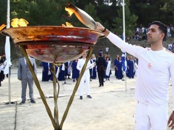 O Tάσος Μπακασέτας άναψε τον βωμό της ολυμπιακής φλόγας