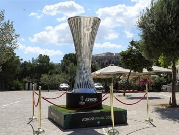 Πόλος έλξης το γιγάντιο τρόπαιο του Europa Conference League