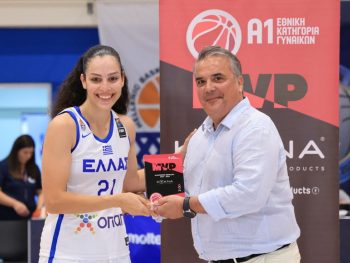 Βράβευση της Ελεάννας Χριστινάκη ως KYANA MVP της Α1 Γυναικών 2023-24